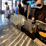 浅草真九郎 - 店内8席のテーブル