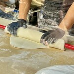 浅草真九郎 - 開店前の儀式リズミカルに麺を打つ