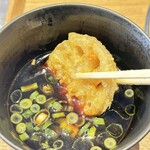 浅草真九郎 - 蓮根天をツユに付け