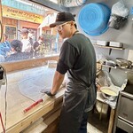 浅草真九郎 - 麺打ちするご主人