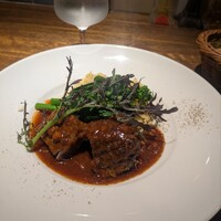 シャンパン食堂 - A.和牛バラ肉のビール煮込み、自家製手打ちパスタ添え