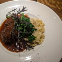 シャンパン食堂 - A.和牛バラ肉のビール煮込み、自家製手打ちパスタ添え