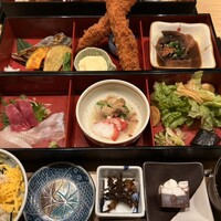 割烹本山サカナ - 海鮮松花堂御膳
                    ボリュームたっぷり! 男性でも満足な量だと思います
                    自家製タルタルソースが美味しかったです♪
                    接客が素晴らしかったです♪