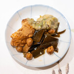 うを徳 - 2025.3 余市産アンキモ 出汁昆布とひよこ豆の山椒炊き 山形蕗味噌（蕗の薹と白味噌）