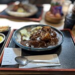 旬魚旬菜 きらく - アパ社長カレー×鰹のユッケコロッケ(大盛) 990円