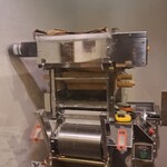 中華そば わた井 - 普通は粉だらけの製麺室ですが、わりときれいに整えられていました