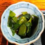 味処 まるたか - 小鉢（ワカメの青じそドレッシング和え）