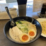 麺屋はる - 白とんこつラーメン煮玉子のせ