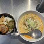 高崎はた山 - 冷やし担々麺とそぼろ丼