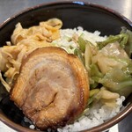 高崎はた山 - そぼろ丼。焼豚が絶品。