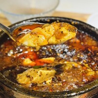 四川名菜 川府 - 中には大きな豆腐が入っています。