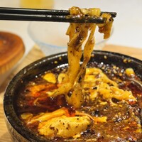 四川名菜 川府 - 麺はくっついてますが、麻婆豆腐の中に入れるとちゃんと離れます。