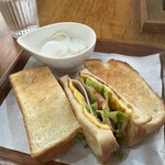 cafe ドルン - トーストに薄焼きたまご、レタス、トマト、ハム。カラシの効いた家庭的なサンドイッチ