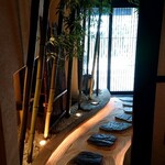 馬肉料理 小桜 - ソファーテーブルから見える入り口の様子