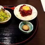 馬肉料理 小桜 - 一番人気の、桜ユッケ丼定食