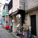 馬肉料理 小桜 - お花が飾ってあり素敵な感じ✨