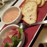 オイスターハウス静岡 - 海老とクリームチーズ　生ハムのパテ　メルバトースト添え