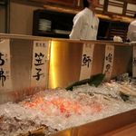 Genshiyaki Maruhide - カウンターに新鮮魚
