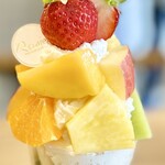 ロジエ 本店 - 美しいミックスフルーツパフェ