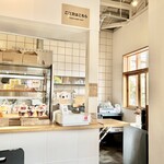 ロジエ - 明るく可愛らしい店内