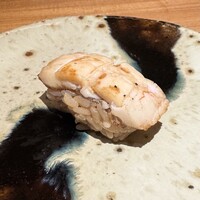 鮨処 石ばし - 炭火で焼かれた太刀魚、熱々のネタを握るのは大変だと思いますが感動の美味しさでした