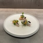 プルサーレ - 『サワラ【愛知】カルパッチョ』
      
      上から、
      ・マイクロリーフ
      ・八朔とカラマンシービネガーのソース
      ・厚切りのサワラを、皮目炙ってカルパッチョ仕立てに
      ・蕪？のスライス