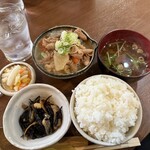 家庭料理居酒屋 よってって - ♪もつ煮定食 ¥800