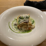 forare - ラザニアに鶏のミンチ肉を包んで菜の花ソースにチーズとレモンをふりかけて