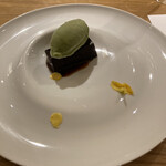 forare - イタリアトリノの菓子ボネに餡子を入れてパセリジェラートでさっぱりと、こちらも絶妙な組み合わせのデザートでした。