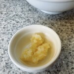 中華そば土屋商店 - サービスで頂いたニンニク