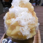 オキナワ　カフェ - マンゴーカキ氷でトッピングにマンゴー