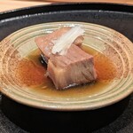 神田錦町 鮨たか晴 - マグロの脂の多い部分を炊いた一品