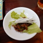 青龍 - ③細切り肉とネギのレタス包み