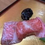 割烹　若鮨 - 黒いヤツはベゴ（牛）の置物だよ