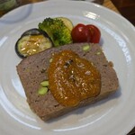 キッチン ブルー グローブ - 牛挽肉と枝豆のテリーヌのアップ