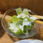 キッチン ブルー グローブ - サラダをいただき