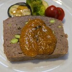 キッチン ブルー グローブ - 正面から、テリーヌに枝豆が見えます