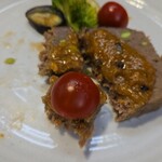 キッチン ブルー グローブ - トマトを添えて