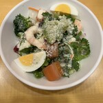 ガスト 八千代大和田店 - 海老アボカドとケールのサラダS