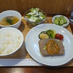キッチン ブルー グローブ - 牛挽肉と枝豆のテリーヌ　ドライいちじくとパッションフルーツのソース