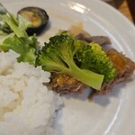 キッチン ブルー グローブ - テリーヌへブロッコリーを乗せて