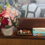 キッチン ブルー グローブ - 真ん中の席の花