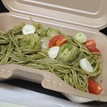 キッチン ブルー グローブ - 反対側から、緑の青じそが鮮やか