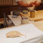 鮨　いの - 白甘鯛と握られてる様子