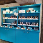 Patisserie Leslines - 店内。この青い色が素敵♪