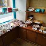 Patisserie Leslines - 店内。焼き菓子が美味しそうでフロランタンとガトーショコラを購入