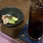 こっこ鶏焼き - お通し(レアささみアボカドわさび醤油)/コーラ