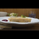 キッチン ブルー グローブ - 横から、ドラゴンフルーツのソースが見えますね