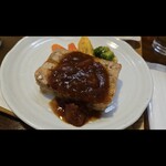 キッチン ブルー グローブ - 1月初旬、鶏肉と胡桃のテリーヌ　ダイストマト仕立てのウースターソース