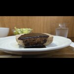 キッチン ブルー グローブ - 横から、台形のテリーヌ、ソースもタップリ！